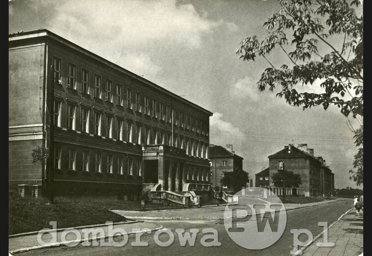 1965 r. Dąbrowa Górnicza - Szkoła Podstawowa nr 8 w osiedlu im. Adama Mickiewicza (RUCH)