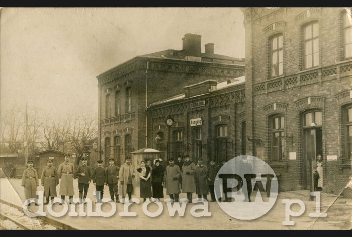 1915 r. Dąbrowa - Dworzec kolejowy, żołnierze
